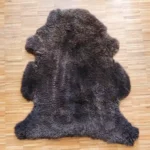 Dekorations und Sitz Fell vom Merino Mix Schaf in braun und feine Wolle einzigartig