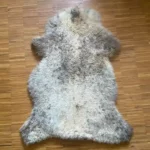 Dekorations und Sitz Fell vom Merino Mix Schaf weiss braune Felcken feine und dichte Wolle einzigartig