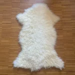 Dekorations und Boden Fell vom Walliser Schwarznase weiss gelockt sehr natürlich einzigartig