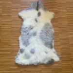 Dekorations und Boden Fell vom Bergschaf Mix grau gefleckt einzigartig