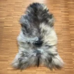 Dekorations Fell Schnucke Nordland langhaarig nordic style grau mit schwarzen Spitzen