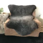Dekorations und Sitz Fell vom Merino Mix Schaf schwarz grau meliert dichter feiner Wolle einzigartig