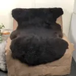 Dekorations und Sitz Fell vom Merino Mix Schaf in schwarz mit feiner Wolle einzigartig