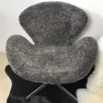 Der Swan Chair im Curly Look