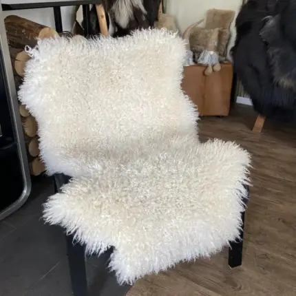 Gotland Lammfell weiß mit langer Locke