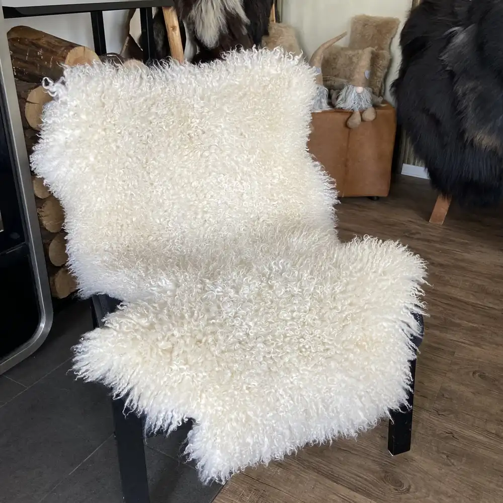 Gotland Lammfell weiß mit langer Locke