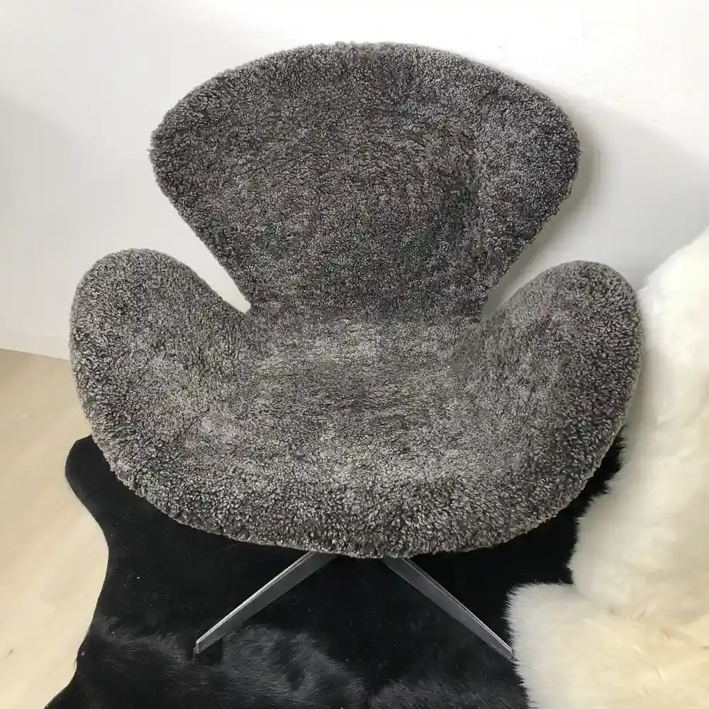 Swan Chair mit Lammfell
