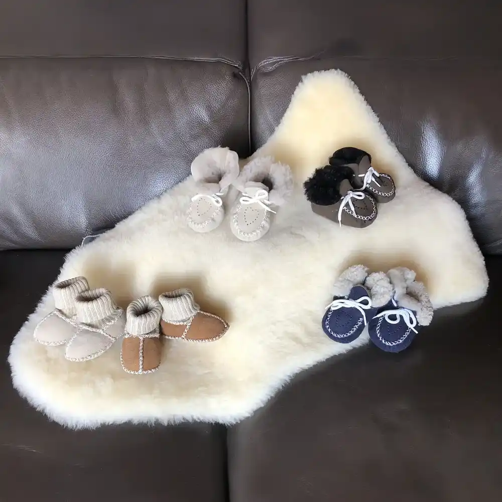 Babyschuhe-aus-Lammfell-mit-Strickbuendchen-01 Babyschuhe aus Lammfell mit Strickbündchen